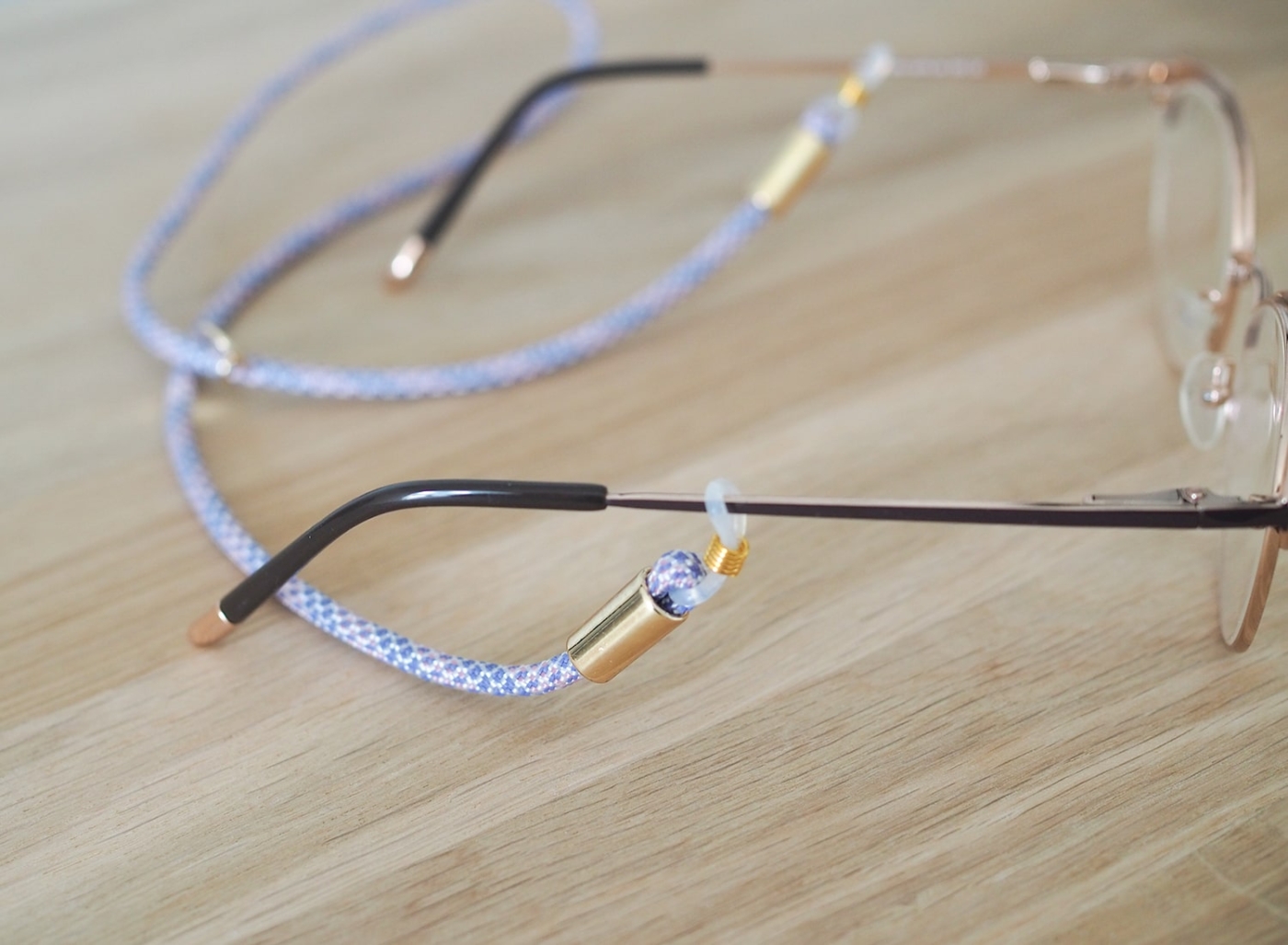 Gemustertes Brillenband im Wabenlook