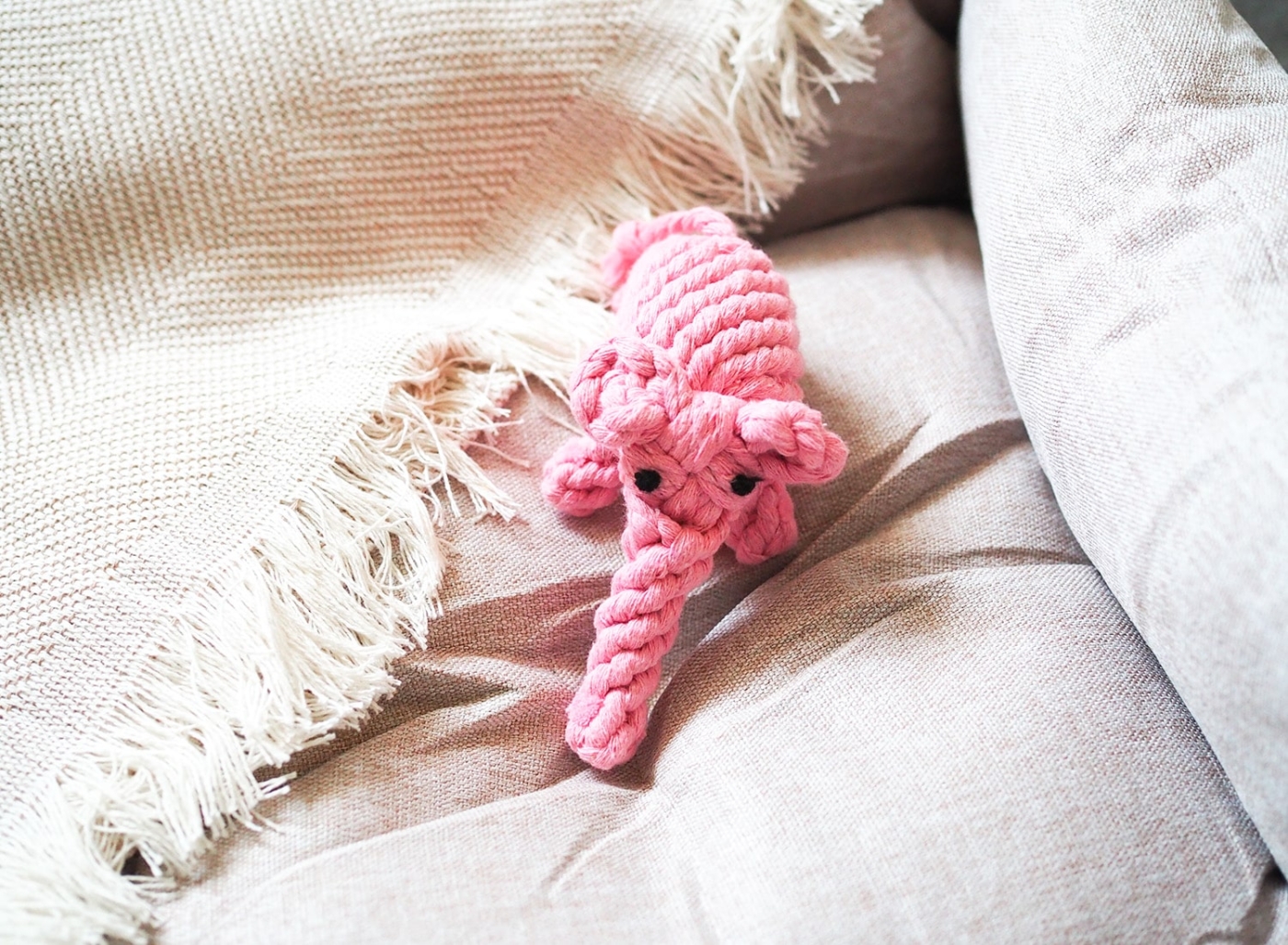 Hundespielzeug rosa Elefant aus natürlicher Baumwolle zum Reiniger der Hundezähne.