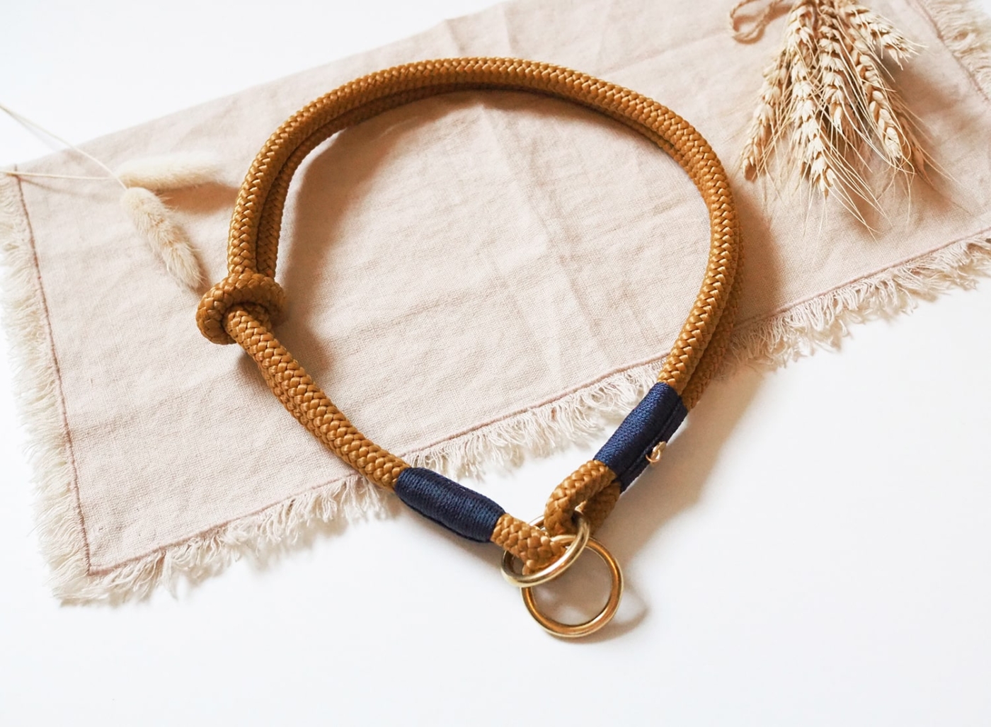 Zugstopphalsband aus 10mm Tau in Camel x Blau mit goldenen Ringen